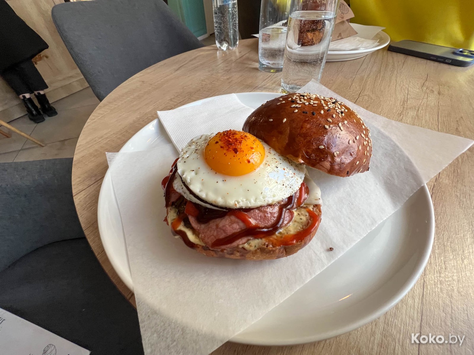 Что нового затестить в Гродно: столичная бургерная, гриль-бар в коттедже и особенная кофейня на втором этаже с верандой - фото - 21